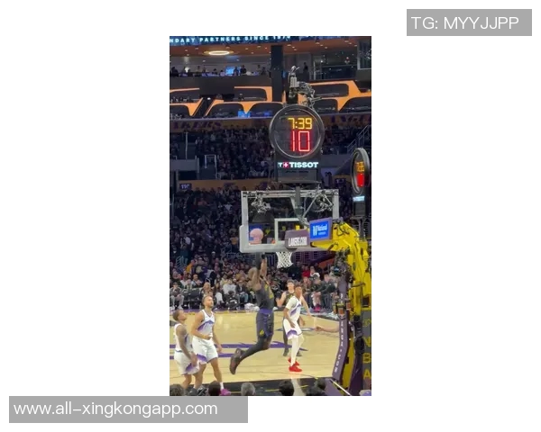 詹姆斯关键时刻暂停指挥队友成功防守上演致命抢断精彩瞬间 詹姆斯关键时刻暂停指挥队友成功防守上演致命抢断精彩瞬间