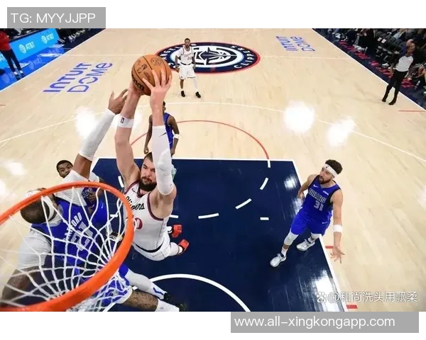 克莱手感回暖却遭冷落赛后愤怒扔水瓶表达不满情绪