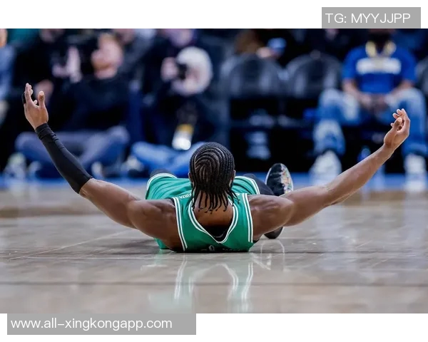 杰伦布朗上半场状态回暖8投4中贡献13分4篮板4助攻表现全面